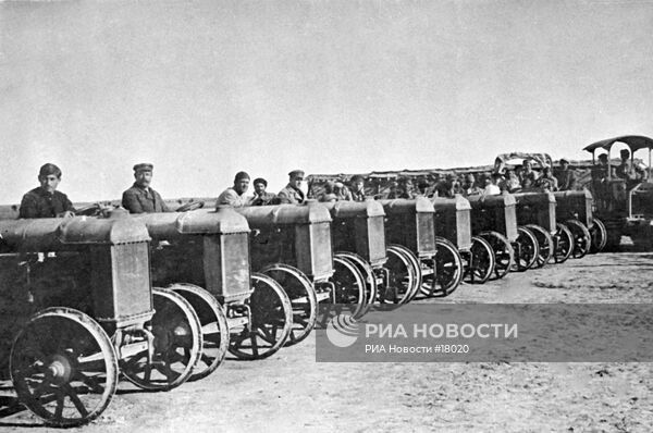 ТРАКТОРЫ КОЛОННА ТРАКТОРИСТЫ ГОЛОДНАЯ СТЕПЬ ОСВОЕНИЕ