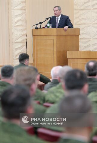Заместитель председателя правительства РФ, специальный представитель президента РФ по Приднестровью Дмитрий Рогозин (справа) выступает в штабе Оперативной группы российских войск (ОГРВ) в Тирасполе. Место: Молдова, Тирасполь. Автор: Сергей Мамонтов/РИА Новости. Рабочий визит Дмитрия Рогозина в Молдавию