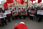 Пикет в знак протеста против размещения базы НАТО в Ульяновске у здания американского посольства в Москве. Место: Россия, Москва. Автор: Максим Блинов/РИА Новости. Пикет КПРФ против базы НАТО у посольства США в Москве