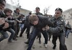 Сотрудники правоохранительных органов задерживают участников акции "Судебный фестиваль" в поддержку группы Pussy Riot. Место: Россия, Москва. Автор: Андрей Стенин/РИА Новости. Акция "Судебный фестиваль" в поддержку группы Pussy Riot
