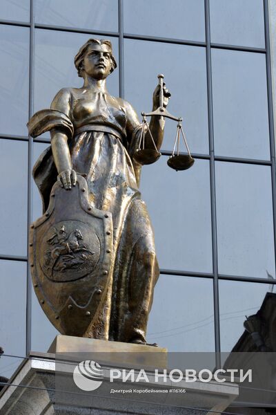 Скульптура у здания Верховного суда РФ