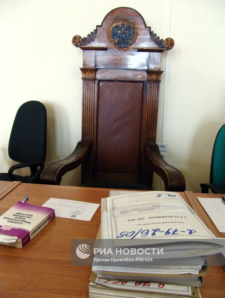 ЗАЛ СУДЕБНЫХ ЗАСЕДАНИЙ КРЕСЛО СУДЬИ