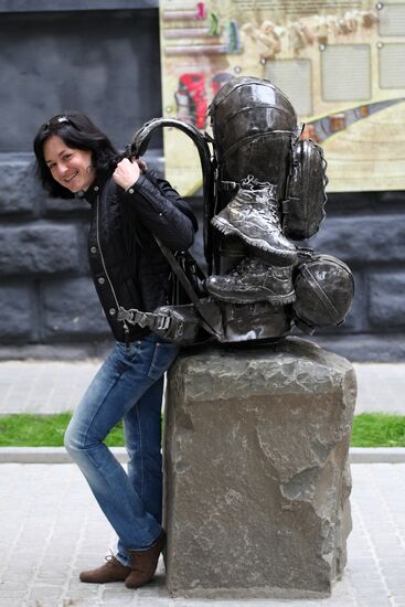 Памятник туристическому рюкзаку открыли во Львове