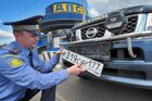 Сотрудник ГИБДД проверяет тонировку автомобиля на посту ДПС на 78-м километре МКАД. Место: Россия, Москва. Автор: Руслан Кривобок/РИА Новости. Рейд ГИБДД по выявлению автомобилей с тонированными стеклами