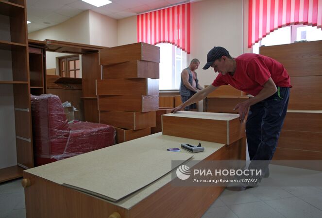 Рабочие собирают мебель в холле средней школы № 120 в Новосибирске. Место: Россия, Новосибирск. Автор: Александр Кряжев/РИА Новости. Подготовка школ к началу учебного года