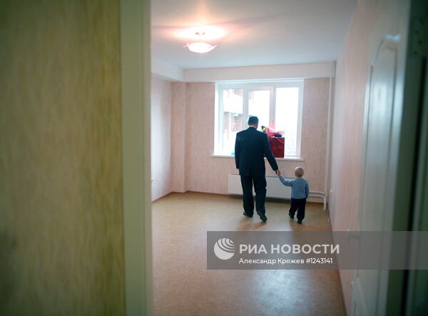 Заселение многодетной семьи из Новосибирска в новую квартиру