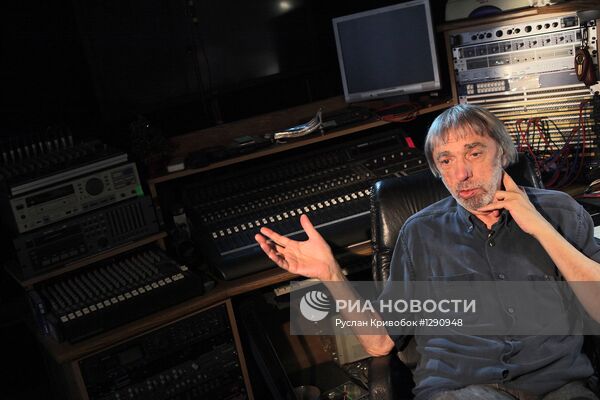 Композитор Эдуард Артемьев в студии
