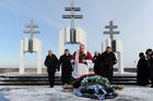 Члены венгерской делегации возлагают цветы на мемориальном венгерском кладбище в селе Рудкино в Воронежской области. Место: Россия, Воронежская область. Автор: Леся Полякова/РИА Новости. Визит венгерской делегации в Воронежскую область