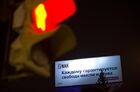 Растяжки и билборды с цитатами из Конституции РФ появились в центре Екатеринбурга. О своем авторстве на своей странице в социальной сети Facebook заявила шеф-редактор интернет-газеты Znak.com Аксана Панова. Место: Россия, Екатеринбург. Автор: Павел Лисицын. Растяжки с цитатами из Конституции РФ появились в Екатеринбурге