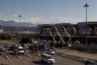 Олимпийские кольца у здания сочинского аэропорта