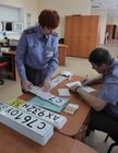 Сотрудники ГИБДД межрайонного отдела Государственного технического осмотра и регистрации транспортных средств ГИБДД Управления МВД России по Омской области заполняют документы для выдачи регистрационного номера автотранспорта. Место: Россия, Омск. Автор: Алексей Мальгавко/РИА Новости. Регистрация автотранспорта в Омске