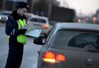 Сотрудник дорожно-патрульной службы ГИБДД проверяет документы у водителя автомобиля во время рейда по выявлению нетрезвых водителей в Великом Новгороде. Место: Россия, Великий Новгород. Автор: Константин Чалабов/РИА Новости. Рейд ГИБДД по выявлению нетрезвых водителей