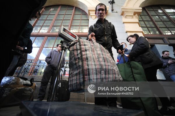 Перронный контроль пассажиров поезда Москва-Душанбе
