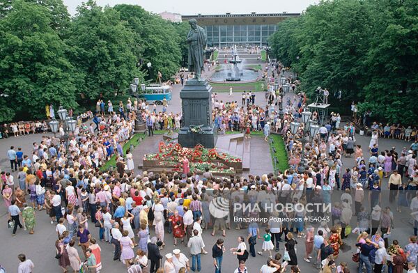 Праздник поэзии у памятника А.С.Пушкина в Москве