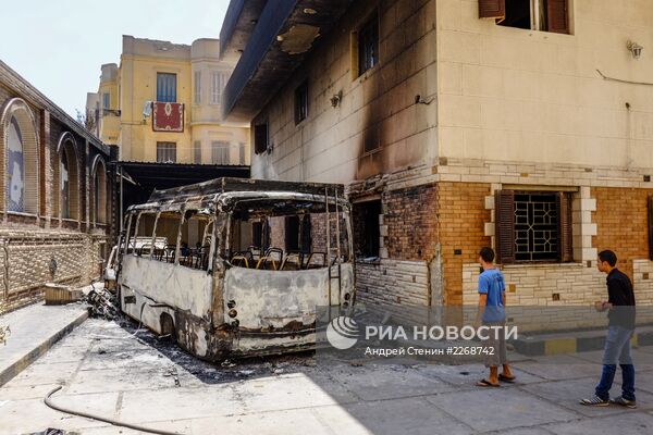 Сожженный автобус на одной из улиц в Минье