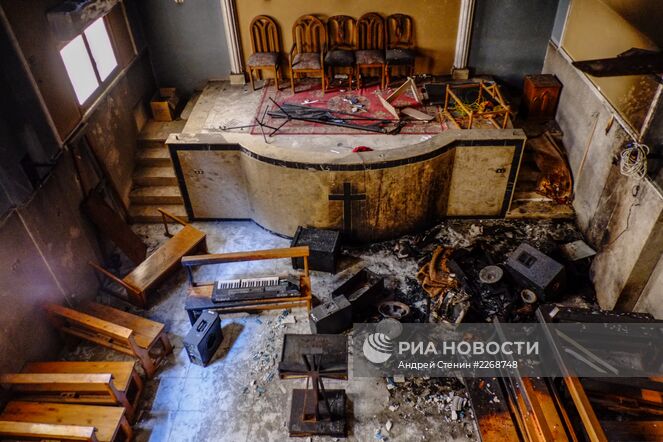 В одной из сожженных и разрушенных коптских церквей в провинции Минья. Десятки храмов были сожжены и разрушены во время беспорядков в Египте. Место: Египет. Автор: Андрей Стенин/РИА Новости. Сожженные коптские храмы в провинции Минья в Египте