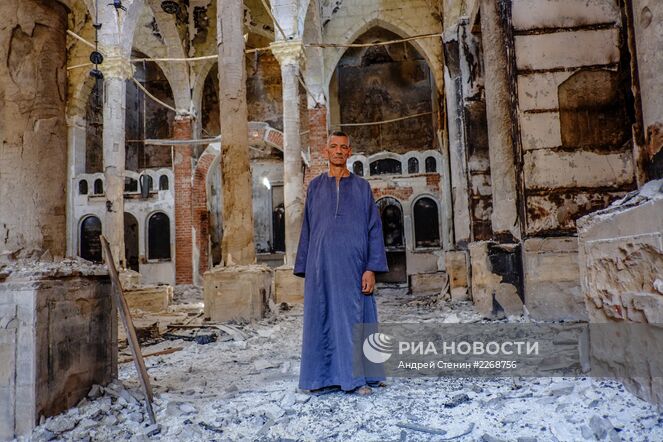 Копт в одной из сожженных и разрушенных коптских церквей в провинции Минья. Десятки храмов были сожжены и разрушены во время беспорядков в Египте. Место: Египет. Автор: Андрей Стенин/РИА Новости. Сожженные коптские храмы в провинции Минья в Египте