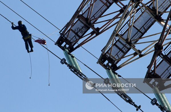 Ремонт линии электропередач с материка на остров Русский в Приморском крае
