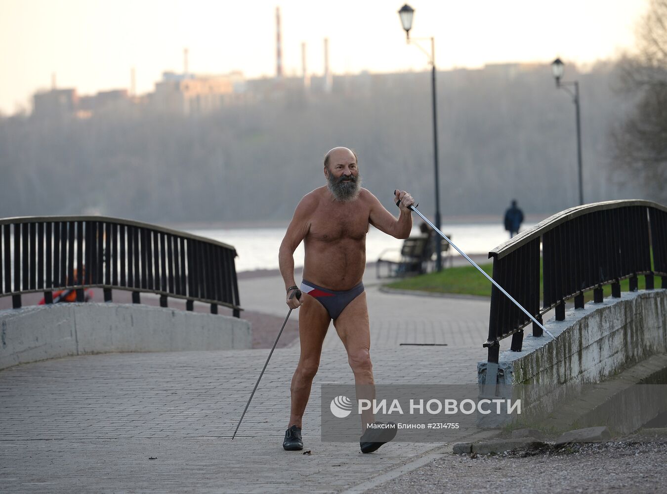 Мужчина занимается "скандинавской ходьбой" в Московском музее-заповеднике "Коломенское". Место: Россия, Москва. Автор: Максим Блинов/РИА Новости. Теплая погода в Москве