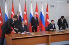 22 ноября 2013. Президент России Владимир Путин (в центре на дальнем плане) и премьер-министр Турции Реджеп Тайип Эрдоган (слева на дальнем плане) во время совместной пресс-конференции по итогам четвертого заседания Совета сотрудничества высшего уровня между Россией и Турцией (ССВУ) в Стрельне. Место: Россия, Ленинградская область, Стрельна. Автор: Алексей Никольский/РИА Новости. Рабочая поездка В.Путина в Северо-Западный федеральный округ