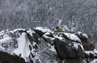 Факелоносец во время эстафеты Олимпийского огня в государственном природном заповеднике "Столбы" в Красноярске. Место: Россия, Красноярский край, Красноярск. Эстафета Олимпийского огня. Красноярск