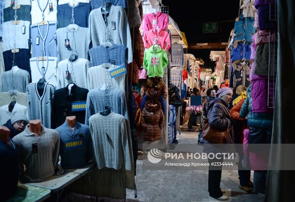 Гусинобродской барахолки. Гусинка Новосибирск. Новосибирская барахолка. Новосибирская барахолка шубы. Немного о Гусинка.