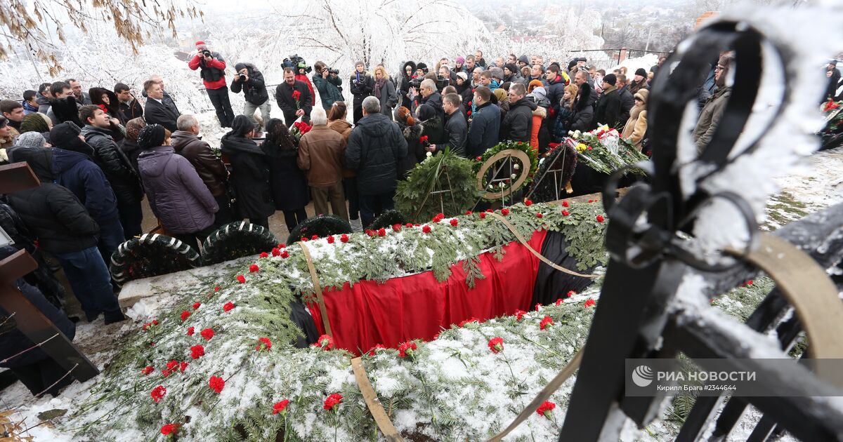 Похороны в красной сопке фото Похороны погибших при теракте в Волгограде Библиотека изображений "РИА Новости"