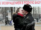 Родные и близкие встречают военных моряков экипажа Большого противолодочного корабля "Адмирал Виноградов", который вернулся после выполнения боевых задач в Азиатско-Тихоокеанском регионе, на пристани бухты Золотой Рог во Владивостоке. Место: Владивосток. Автор: Виталий Аньков. Встреча отряда кораблей Тихоокеанского флота во Владивостоке