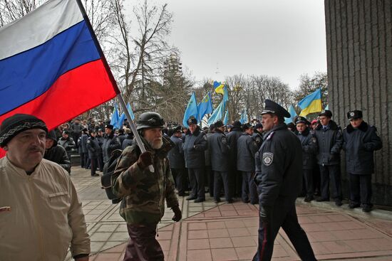 Митинг у здания Верховного совета Крыма