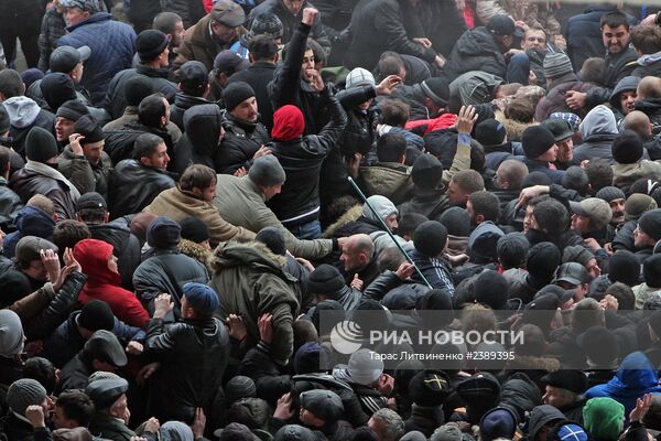 Митинги у здания Верховного совета Крыма