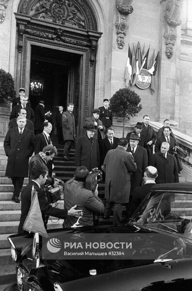 Визит во францию. Carnaby Street 1966. Carnaby Street London 1966. Свингующий Лондон 60. Josip Broz Tito Mercedes Pullman.