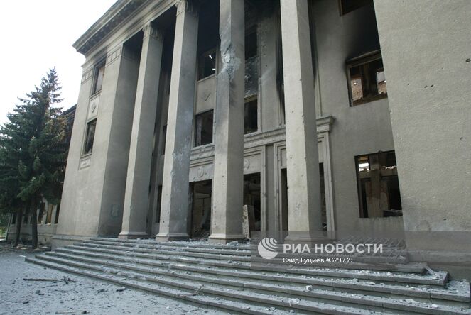 Разрушения в городе Цхинвали после нападения грузинских войск. Место: Грузия, Южная Осетия, Цхинвали. Автор: Саид Гуциев/РИА Новости. Цхинвали после разрушений