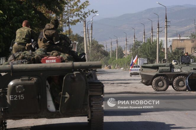 Боевая техника российских военнослужащих в городе Цхинвали, подвергшемся нападению грузинских войск. Место: Грузия, Южная Осетия, Цхинвали. Автор: Михаил Фомичев/РИА Новости. Разрушения в Цхинвали