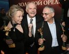 Актриса Фэй Данауэй, режиссер Никита Михалков и режиссер Карен Шахназаров после окончания VII торжественной церемонии вручения Национальной премии в области кинематографии "Золотой орел". Место: Россия, Москва. Автор: Екатерина Чеснокова/РИА Новости. Церемония вручения премии "Золотой орел" прошла в Москве