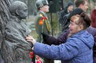 Во время торжественной церемонии открытия памятника узникам фашистских концлагерей, которая состоялась в Ландшафтном парке города Красное Село. Место: Ленинградская область. Автор: Алексей Даничев/РИА Новости. Памятник узникам фашистских концлагерей в Ленинградской области