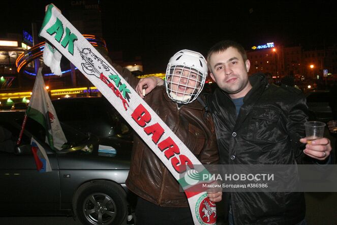 Болельщики "Ак Барса" на улицах Казани празднуют победу