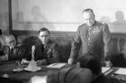 Георгий Жуков (справа) зачитывает акт о безоговорочной капитуляции гитлеровской Германии