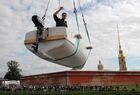 Мраморная моторная лодка спущена на воду в Санкт-Петербурге