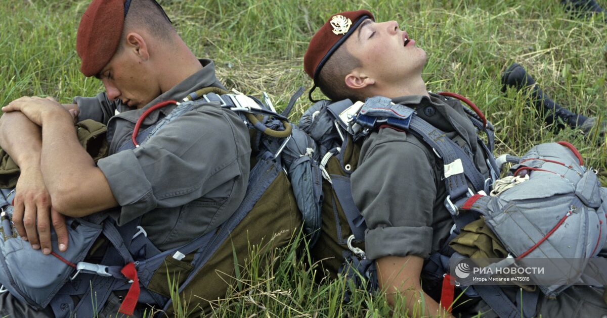 Поза думающего десантника фото