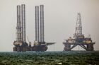 Нефтяные платформы в Каспийском море