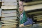 Работники РГБ в книгохранилище библиотеки проверяют книги на наличие дефектов. Место: Россия, Москва. Автор: Алексей Куденко/РИА Новости. Работа Российской государственной библиотеки