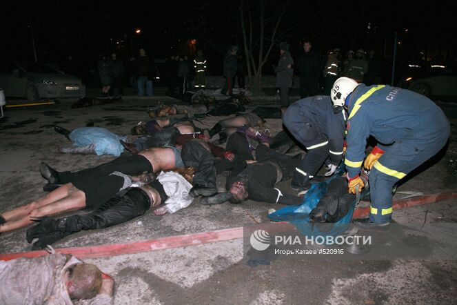 Жертвы на месте пожара в ночном клубе "Хромая лошадь". Место: Россия, Пермь. Автор: Игорь Катаев/РИА Новости. Трагедия в Перми