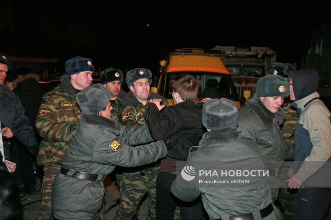 Оцепление не пропускает к месту трагедии на месте пожара в ночном клубе "Хромая лошадь". Место: Россия, Пермь. Автор: Игорь Катаев/РИА Новости. Трагедия в Перми