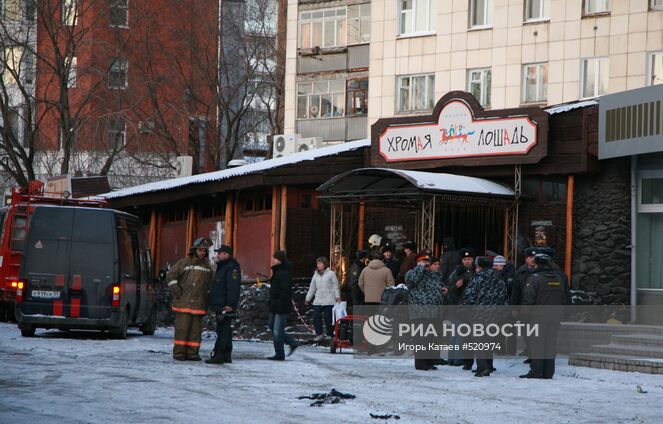 Около кафе-клуба "Хромая лошадь", где произошел пожар, в результате которого погибло более 100 человек. Место: Россия, Пермь. Автор: Игорь Катаев/РИА Новости. Трагедия в Перми