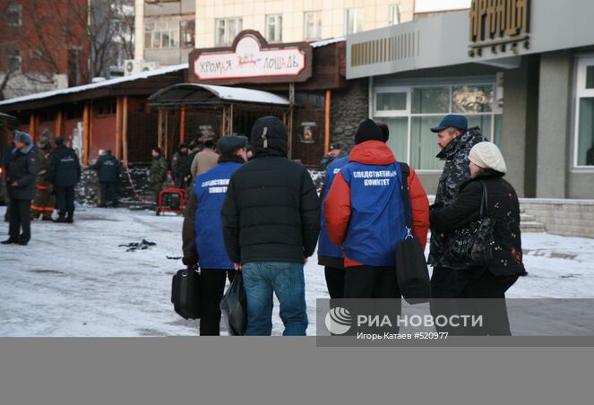 Около кафе-клуба "Хромая лошадь", где произошел пожар, в результате которого погибло более 100 человек. Место: Россия, Пермь. Автор: Игорь Катаев/РИА Новости. Трагедия в Перми
