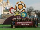 Премьер-министр Украины Юлия Тимошенко (пятая справа) и президент Украины Виктор Ющенко (пятый слева) на презентации официального логотипа чемпионата Европы по футболу 2012 года, которая состоялась на Михайловской площади в Киеве. Место: Украина, Киев. Автор: Григорий Василенко. Презентация логотипа EURO-2012 в Киеве