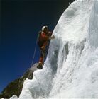 Памир. Альпинист в горах Памира