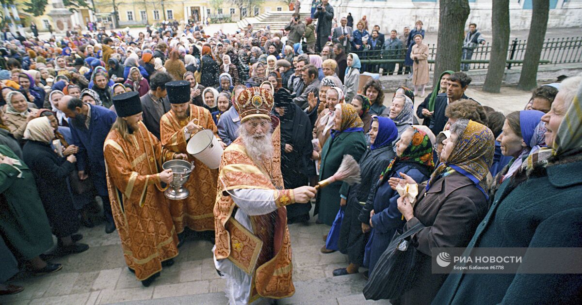 Священник на Пасху