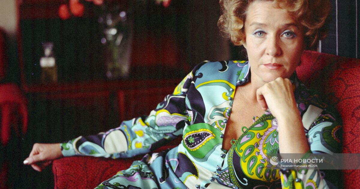 Муж - генерал! Нет, помощник Генсека!" Как Элина Быстрицкая скрывала личность су