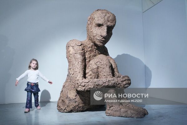 Юная посетительница на выставке Андрея Кузькина